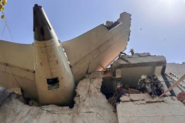 Avión con 242 pasajeros se estrella contra un edificio en India; se dirigía a Londres