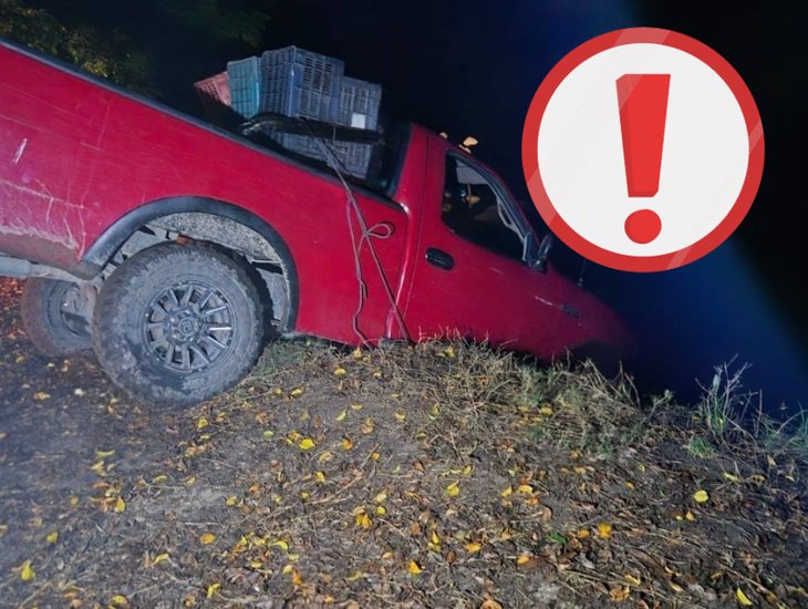¡Por borracho! conductor cae con su camioneta al río Bobos en Tlapacoyan