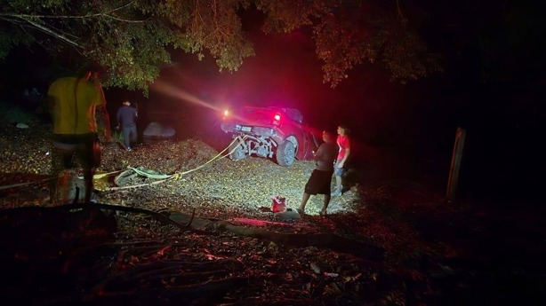¡Por borracho! conductor cae con su camioneta al río Bobos en Tlapacoyan