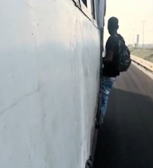 Exhiben a conductor de camión urbano en Veracruz llevando pasajeros colgados de la puerta | VIDEO