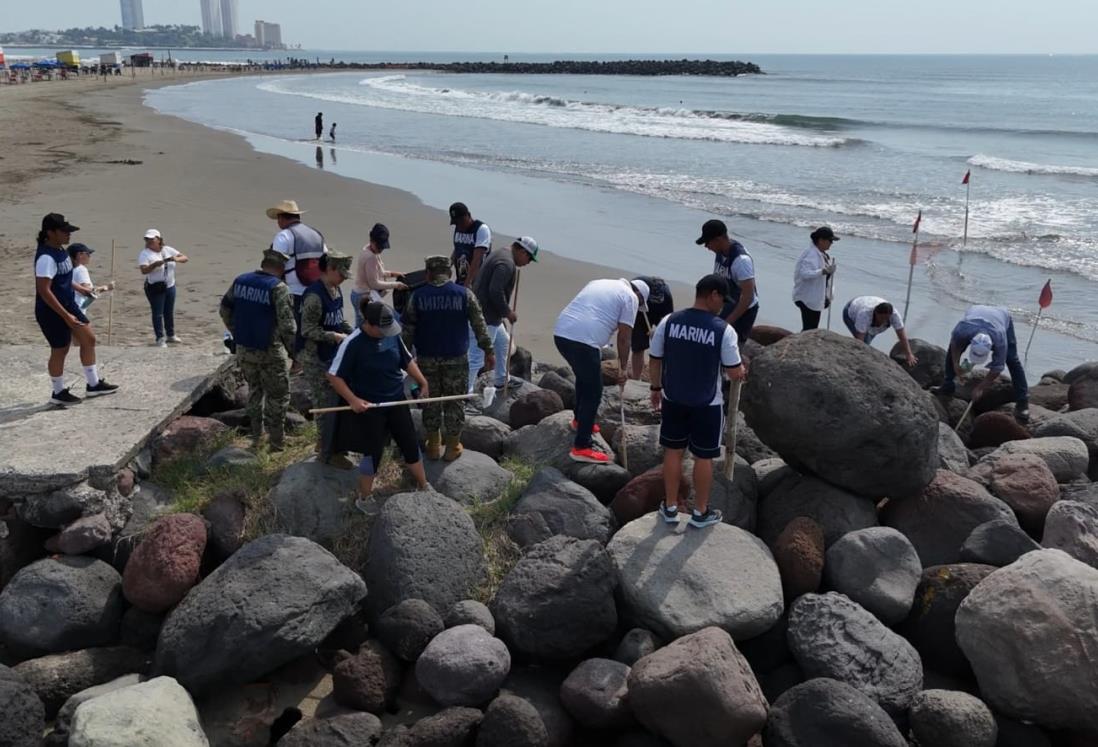 Marina recolecta más de 200 kilos de basura en playa de Boca del Río
