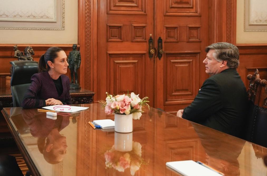 Sheinbaum expresa a Landau desacuerdo con redadas contra migrantes