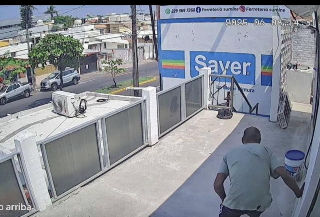 Sujeto roba en vivienda en Veracruz y queda grabado en cámara de vigilancia | VIDEO