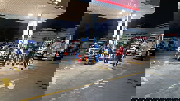 Sujetos armados asaltan gasolinera en carretera Veracruz-Xalapa