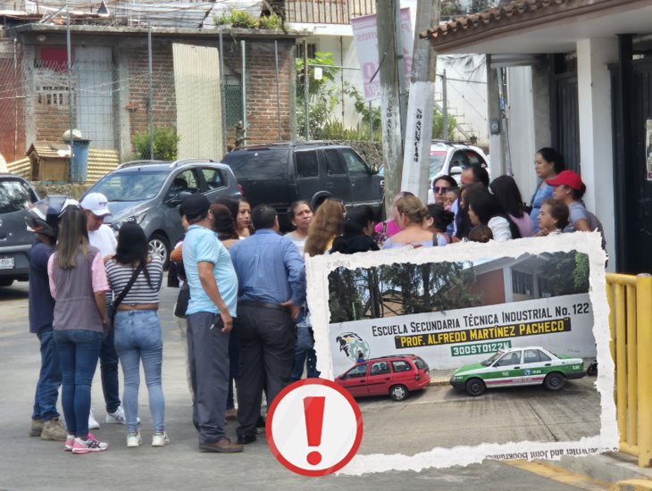 Protestan en Técnica 122 de Xalapa; acusan que desapareció recurso
