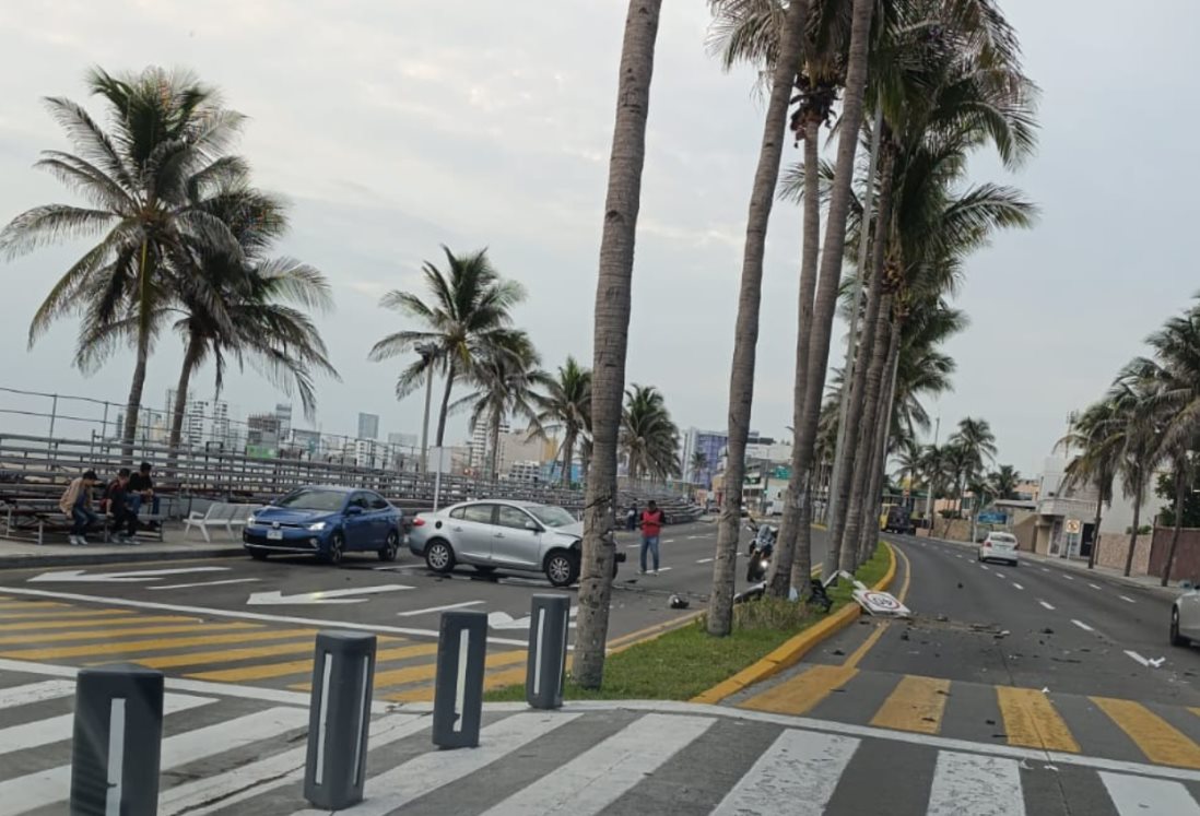 Conductor impacta su automóvil contra una palmera en el bulevar de Veracruz