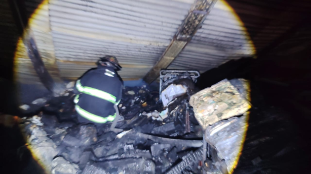 Fuego arrasa recicladora en colonia Renacimiento; vecinos y cuerpos de emergencia actuaron de inmediato