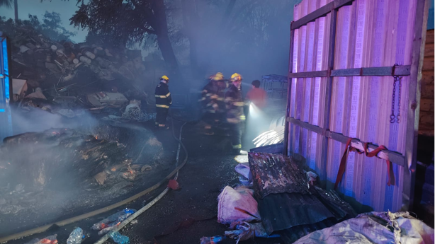 Fuego arrasa recicladora en colonia Renacimiento; vecinos y cuerpos de emergencia actuaron de inmediato