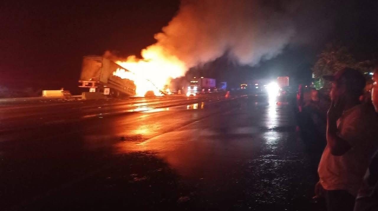 Tractocamión con productos de perfumería se incendia en carretera Cuitláhuac-La Tinaja