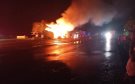 Tractocamión con productos de perfumería se incendia en carretera Cuitláhuac-La Tinaja