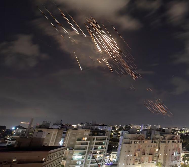 Irán dispara cientos de misiles balísticos contra Israel; piden a ciudadanos refugiarse