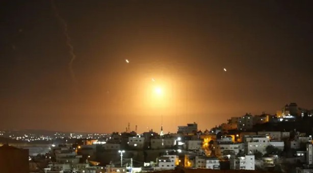 Irán dispara cientos de misiles balísticos contra Israel; piden a ciudadanos refugiarse