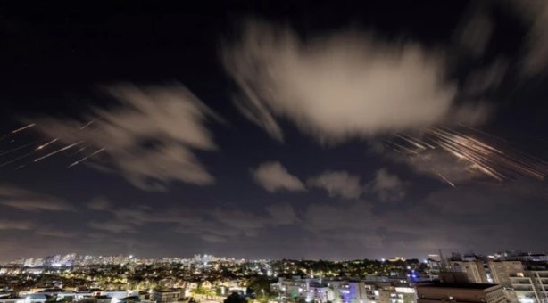 Irán dispara cientos de misiles balísticos contra Israel; piden a ciudadanos refugiarse