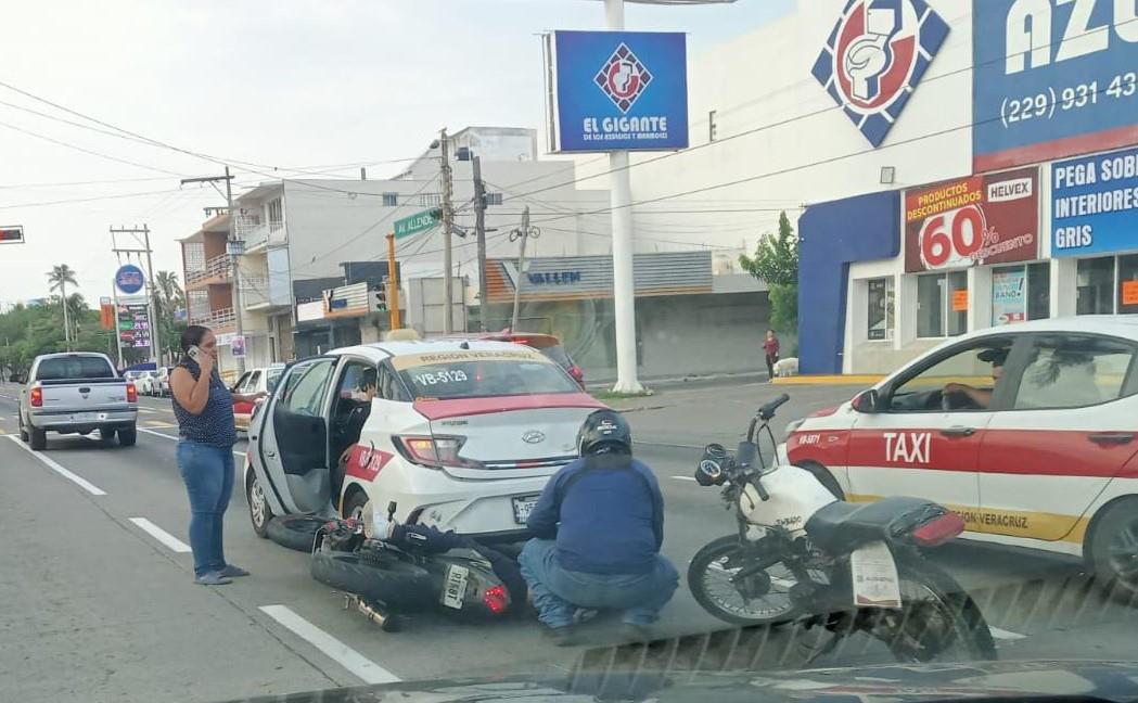 Motociclista y taxista chocan en calles del puerto de Veracruz