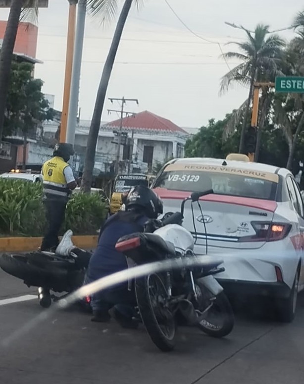 Motociclista y taxista chocan en calles del puerto de Veracruz