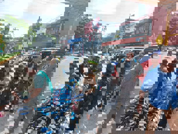 Ancianita es embestida por motociclista frente al CAE en Xalapa