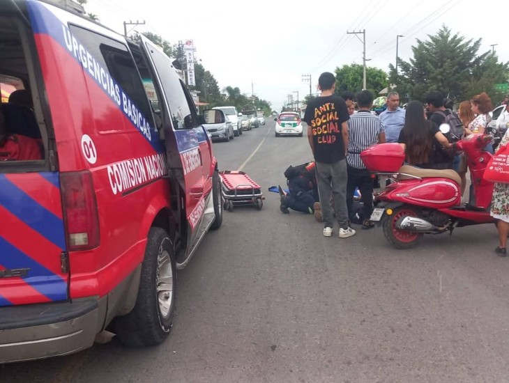Taxista arrolla a motociclista en avenida Chedraui Caram de Xalapa ¡y huye!