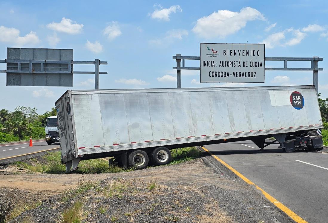 Tráiler queda varado en autopista Córdoba – Veracruz en carril de Cabeza Olmeca