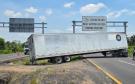 Tráiler queda varado en autopista Córdoba – Veracruz en carril de Cabeza Olmeca