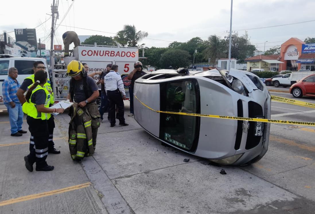 Vuelca auto después de chocar contra otro vehículos en la zona de La Boticaria