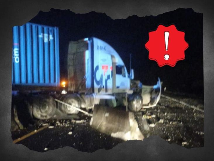 Tráiler se estampa contra muro en libramiento Xalapa-Perote