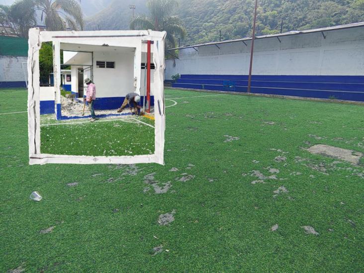 ¡Por fin! Comienza rehabilitación de canchas deportivas en Tlilapan