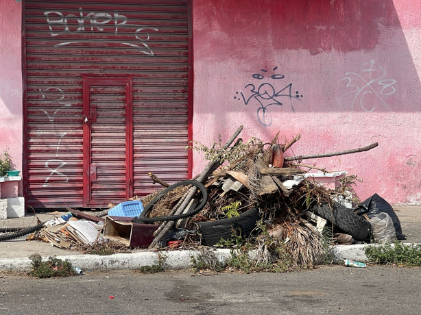 Vecinos denuncian esquina en colonia Zaragoza llena de basura y escombros