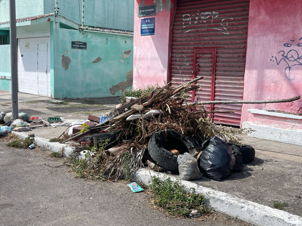 Vecinos denuncian esquina en colonia Zaragoza llena de basura y escombros