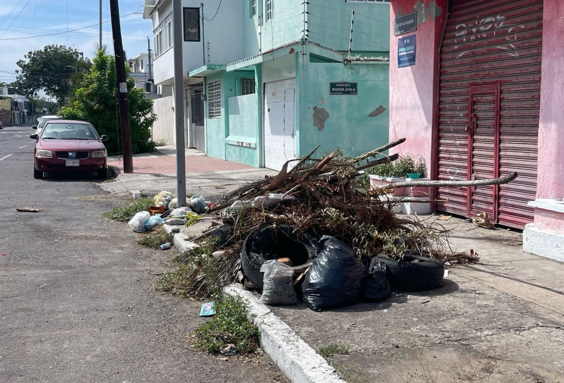 Vecinos denuncian esquina en colonia Zaragoza llena de basura y escombros