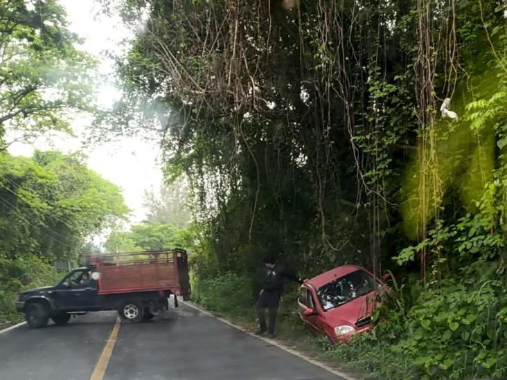 Conductor termina fuera del camino en carretera Misantla-Martínez de la Torre