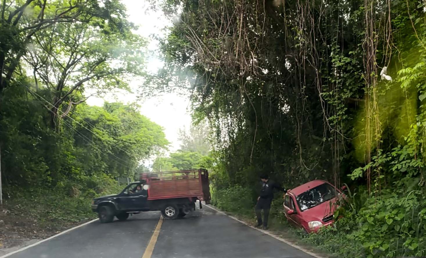 Conductor termina fuera del camino en carretera Misantla-Martínez de la Torre