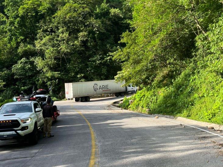 Tráiler queda atravesado en la curva de la Z en carretera Misantla-Xalapa