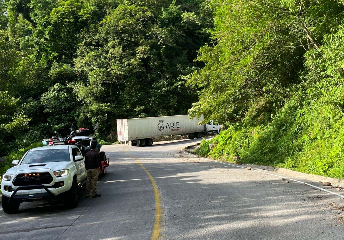 Tráiler queda atravesado en la curva de la Z en carretera Misantla-Xalapa