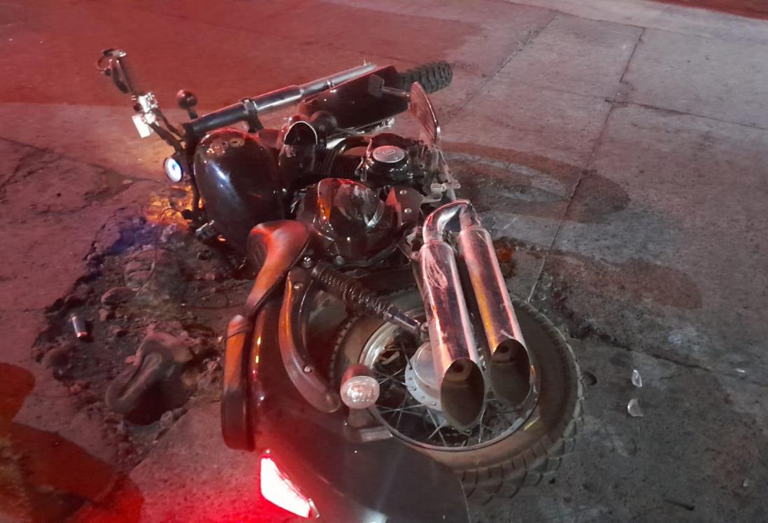 Camioneta arrolla a una pareja en motocicleta en Paso de Ovejas; conductor escapó