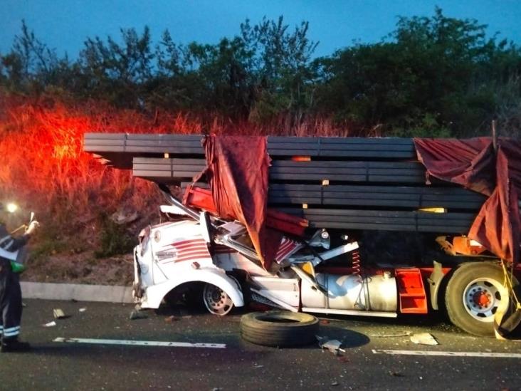 En la autopista Cardel–Poza Rica, pierden la vida prensados en brutal choque de tráileres