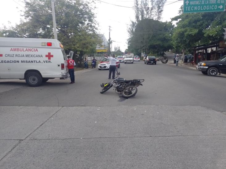 Choque entre motocicleta y taxi en Misantla deja un herido
