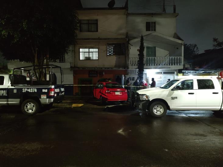 Mujer sin vida en el segundo piso de lo que era  bar La Tumba, en Xalapa