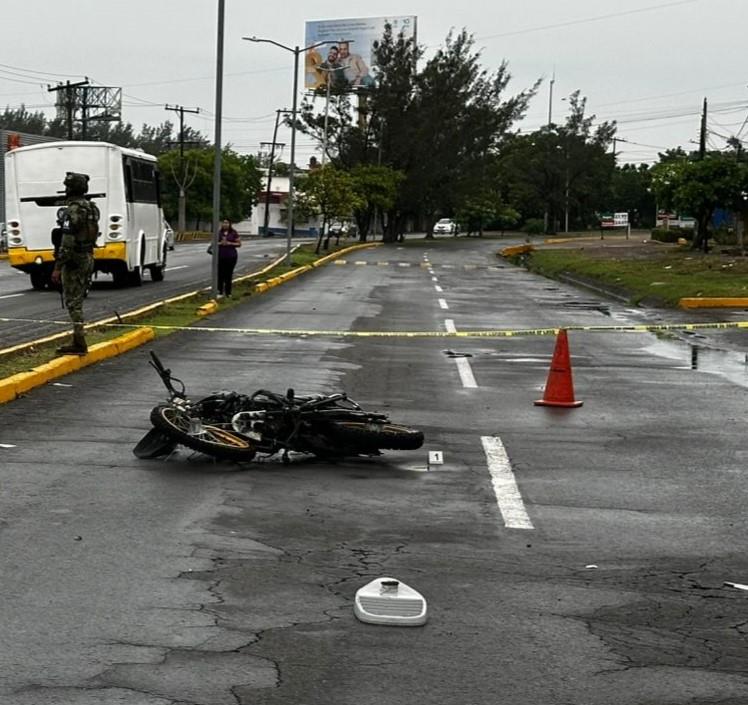 Motociclista pierde el control y fallece en las calles de Veracruz