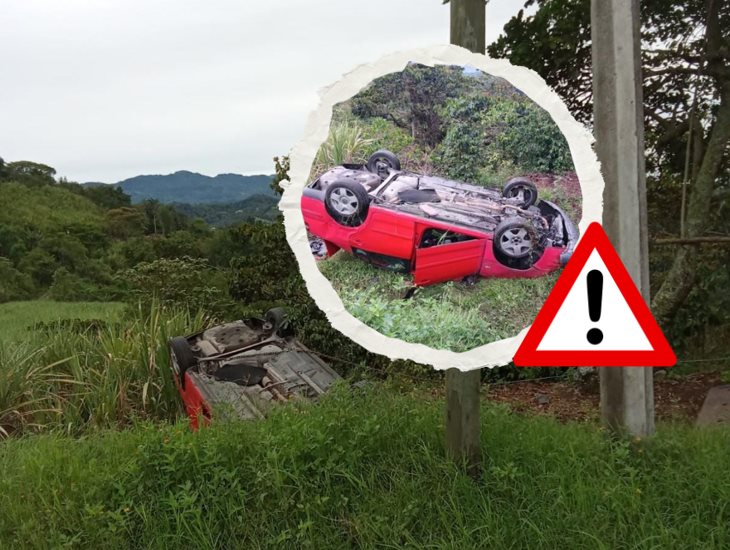 ¡Perdió el control! se registra volcadura de auto en Tomatlán