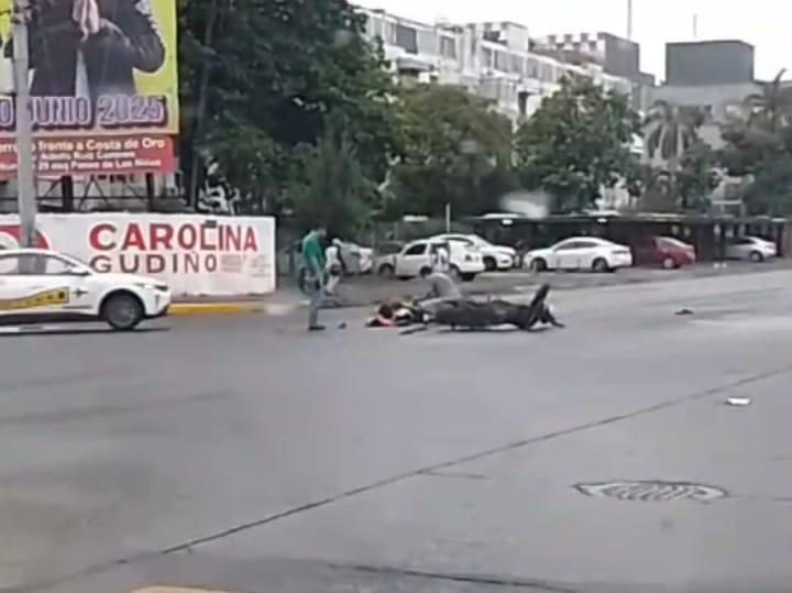 Conductor de motocicleta derrapa y sufre lesiones cerca del ISSSTE en Veracruz