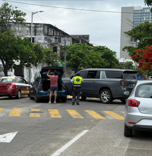 Choque entre auto y camioneta deja cuantiosos daños en colonia Flores Magón