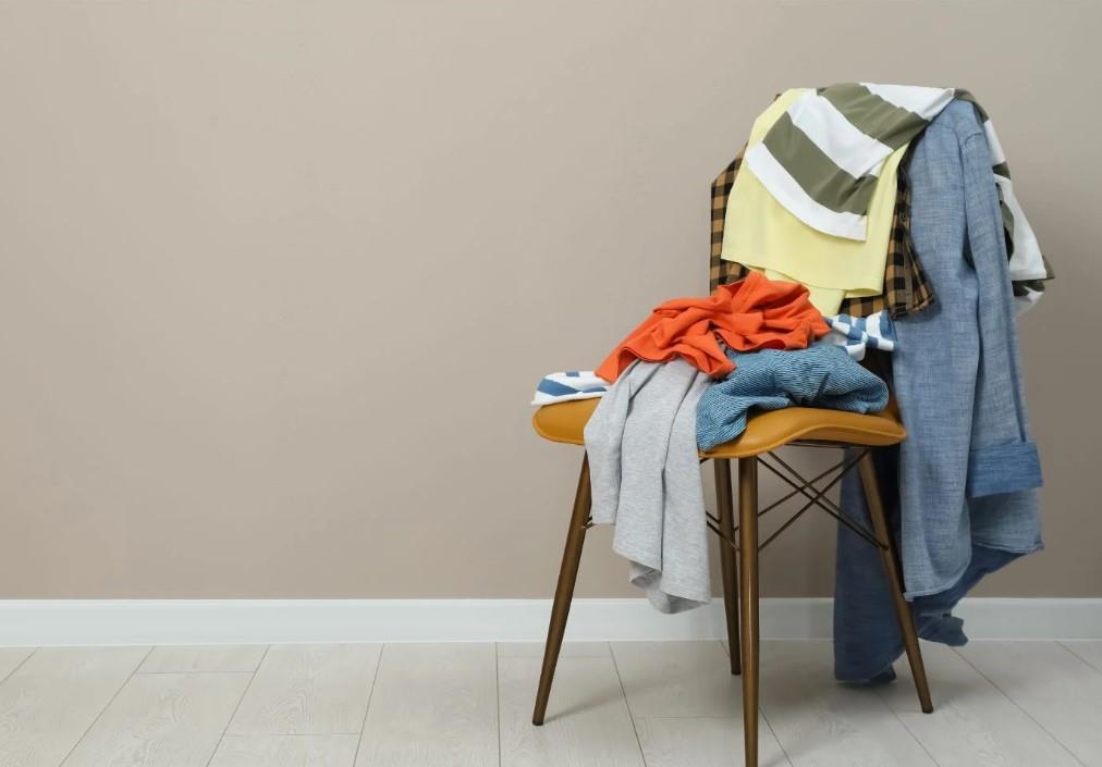 ¿Dejas mucha ropa sin doblar en tu silla? Esto podría significar, según expertos
