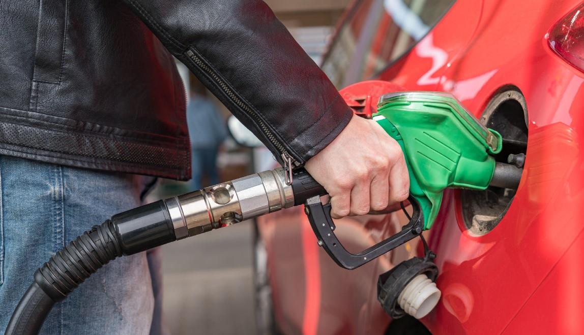 ¿A qué hora es mejor cargar gasolina y por qué? Esto dicen los expertos al respecto