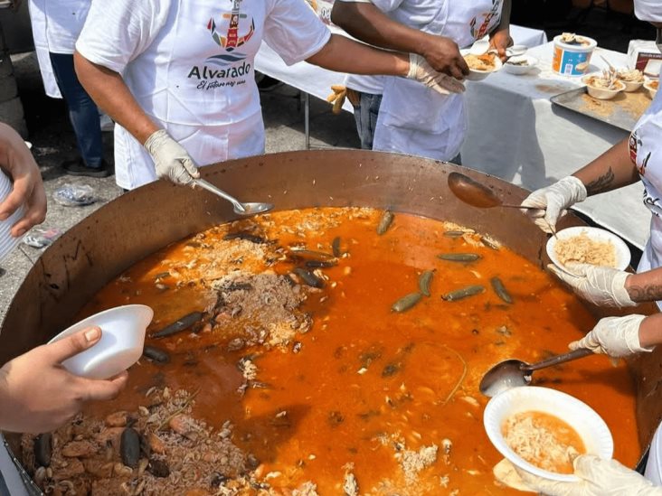 Disfrutan del Arroz a la Tumbada 2025 en Alvarado
