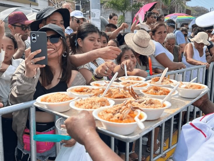 Disfrutan del Arroz a la Tumbada 2025 en Alvarado