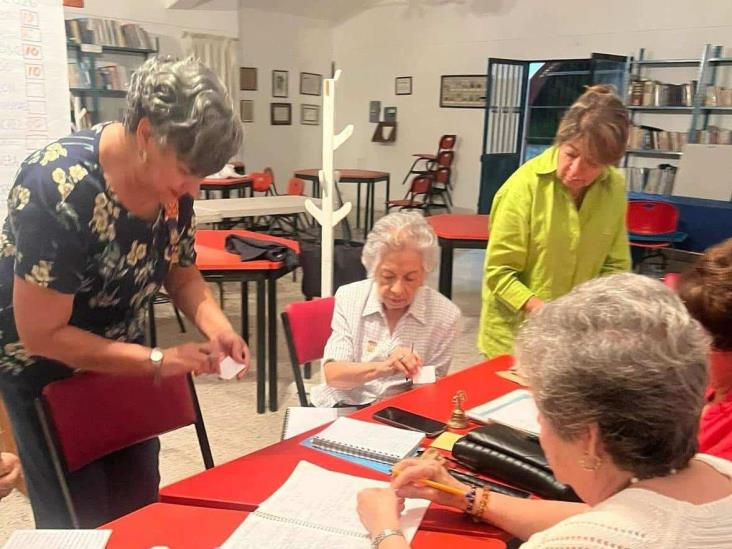 Socias de la Mesa Redonda Panamericana de Coatepec eligen nueva directiva
