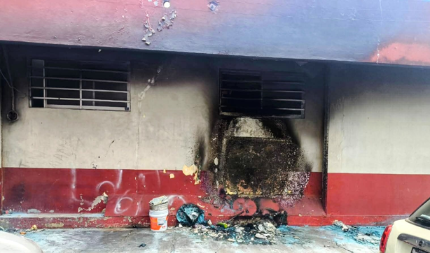 Indigentes provocan incendio junto a Cruz Roja de Veracruz; vecinos temen por su seguridad