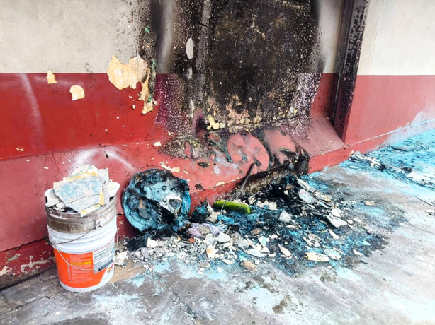 Indigentes provocan incendio junto a Cruz Roja de Veracruz; vecinos temen por su seguridad