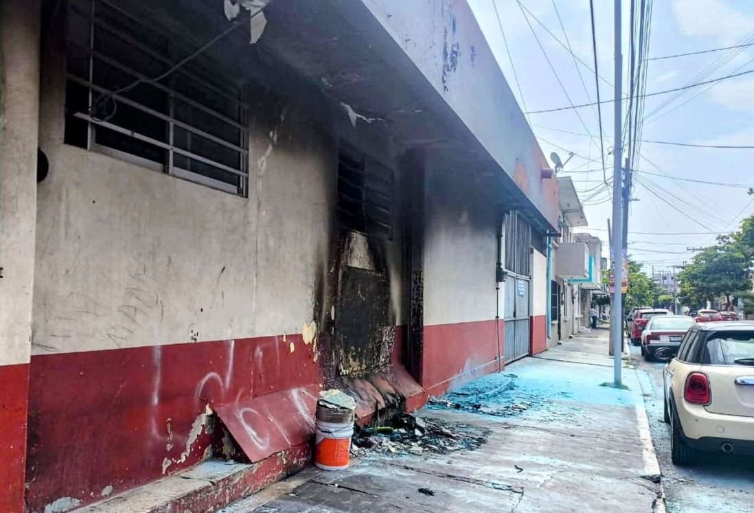 Indigentes provocan incendio junto a Cruz Roja de Veracruz; vecinos temen por su seguridad