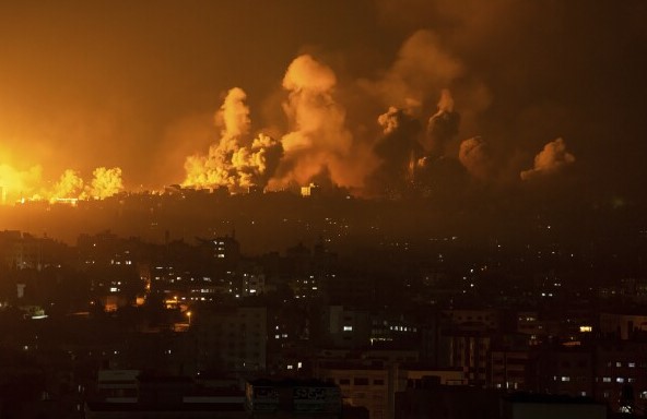 Israel responde oleada de ataques de Irán; israelíes se ocultan en refugios